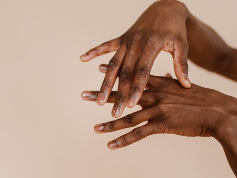 Hydratation des mains soin de peau Cerave Avène La Roche-Posay Bioderma Nuxe